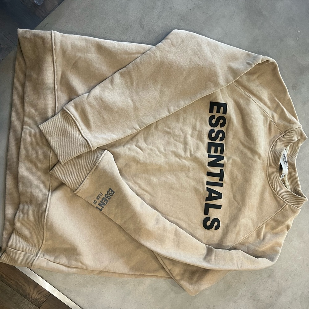ESSENTIALS sweat shirt.